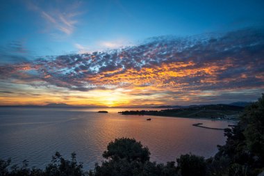 Agios Ioannis Beach, Chalkidiki, Orta Makedonya ve Yunanistan yakınlarındaki Sithonia kıyı şeridinin gün batımı manzarası