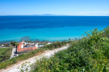 Kassandra 'nın Afitos, Chalkidiki, Orta Makedonya ve Yunanistan yakınlarındaki sahil şeridi inanılmaz bir manzara.