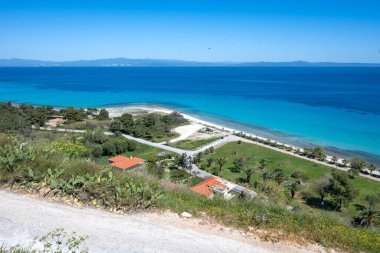 Kassandra 'nın Afitos, Chalkidiki, Orta Makedonya ve Yunanistan yakınlarındaki sahil şeridi inanılmaz bir manzara.