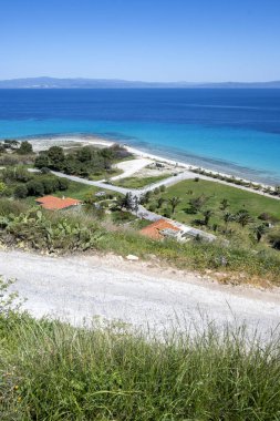 Kassandra 'nın Afitos, Chalkidiki, Orta Makedonya ve Yunanistan yakınlarındaki sahil şeridi inanılmaz bir manzara.