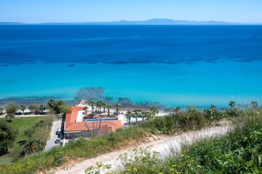 Kassandra 'nın Afitos, Chalkidiki, Orta Makedonya ve Yunanistan yakınlarındaki sahil şeridi inanılmaz bir manzara.