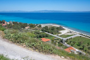 Kassandra 'nın Afitos, Chalkidiki, Orta Makedonya ve Yunanistan yakınlarındaki sahil şeridi inanılmaz bir manzara.
