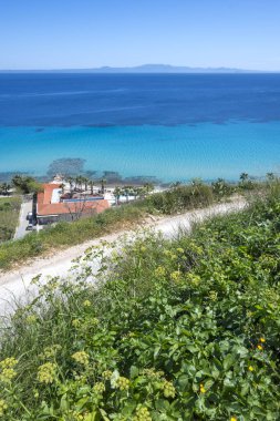 Kassandra 'nın Afitos, Chalkidiki, Orta Makedonya ve Yunanistan yakınlarındaki sahil şeridi inanılmaz bir manzara.