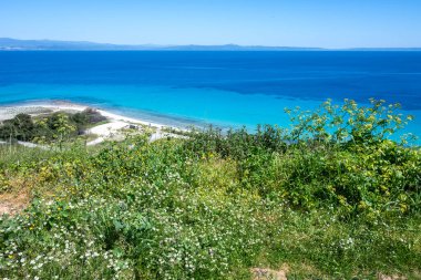 Kassandra 'nın Afitos, Chalkidiki, Orta Makedonya ve Yunanistan yakınlarındaki sahil şeridi inanılmaz bir manzara.