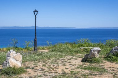 Kassandra 'nın Afitos, Chalkidiki, Orta Makedonya ve Yunanistan yakınlarındaki sahil şeridi inanılmaz bir manzara.