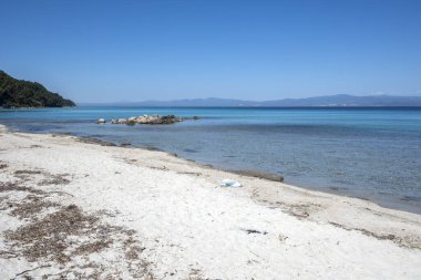 Kassandra 'nın Afitos, Chalkidiki, Orta Makedonya ve Yunanistan yakınlarındaki sahil şeridi inanılmaz bir manzara.