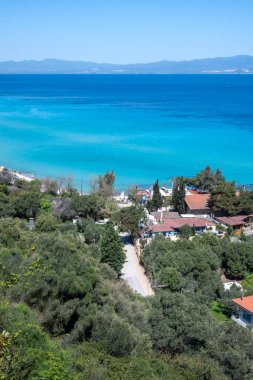 Kassandra 'nın Afitos, Chalkidiki, Orta Makedonya ve Yunanistan yakınlarındaki sahil şeridi inanılmaz bir manzara.