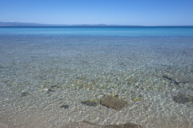 Kassandra 'nın Afitos, Chalkidiki, Orta Makedonya ve Yunanistan yakınlarındaki sahil şeridi inanılmaz bir manzara.