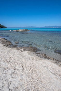 Kassandra 'nın Afitos, Chalkidiki, Orta Makedonya ve Yunanistan yakınlarındaki sahil şeridi inanılmaz bir manzara.
