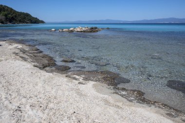 Kassandra 'nın Afitos, Chalkidiki, Orta Makedonya ve Yunanistan yakınlarındaki sahil şeridi inanılmaz bir manzara.