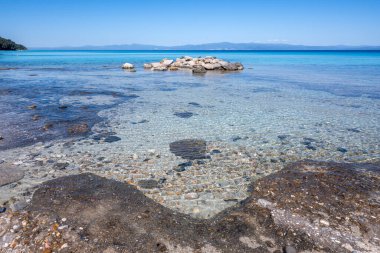 Kassandra 'nın Afitos, Chalkidiki, Orta Makedonya ve Yunanistan yakınlarındaki sahil şeridi inanılmaz bir manzara.