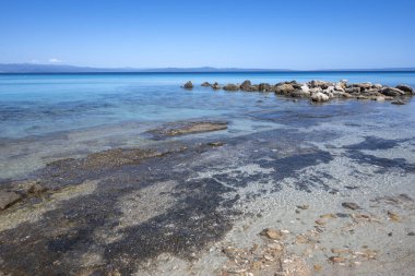 Kassandra 'nın Afitos, Chalkidiki, Orta Makedonya ve Yunanistan yakınlarındaki sahil şeridi inanılmaz bir manzara.