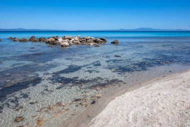 Kassandra 'nın Afitos, Chalkidiki, Orta Makedonya ve Yunanistan yakınlarındaki sahil şeridi inanılmaz bir manzara.