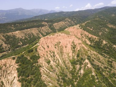Kaya oluşumunun şaşırtıcı hava manzarası Stob piramitleri, Rila Dağı, Kyustendil bölgesi, Bulgaristan