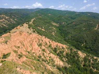 Kaya oluşumunun şaşırtıcı hava manzarası Stob piramitleri, Rila Dağı, Kyustendil bölgesi, Bulgaristan
