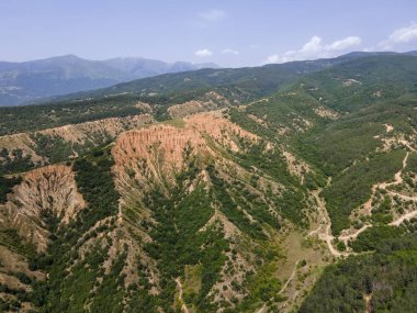 Kaya oluşumunun şaşırtıcı hava manzarası Stob piramitleri, Rila Dağı, Kyustendil bölgesi, Bulgaristan