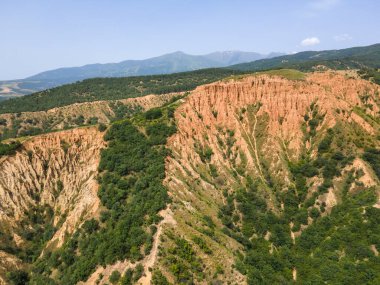 Kaya oluşumunun şaşırtıcı hava manzarası Stob piramitleri, Rila Dağı, Kyustendil bölgesi, Bulgaristan