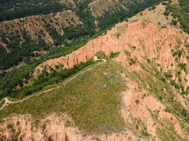 Kaya oluşumunun şaşırtıcı hava manzarası Stob piramitleri, Rila Dağı, Kyustendil bölgesi, Bulgaristan