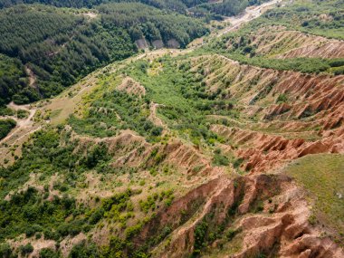 Kaya oluşumunun şaşırtıcı hava manzarası Stob piramitleri, Rila Dağı, Kyustendil bölgesi, Bulgaristan