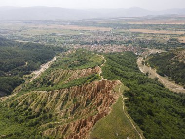 Kaya oluşumunun şaşırtıcı hava manzarası Stob piramitleri, Rila Dağı, Kyustendil bölgesi, Bulgaristan