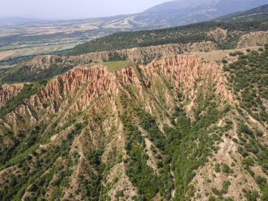 Kaya oluşumunun şaşırtıcı hava manzarası Stob piramitleri, Rila Dağı, Kyustendil bölgesi, Bulgaristan