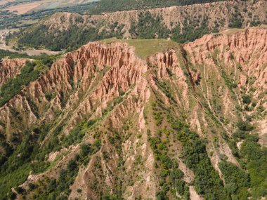 Kaya oluşumunun şaşırtıcı hava manzarası Stob piramitleri, Rila Dağı, Kyustendil bölgesi, Bulgaristan