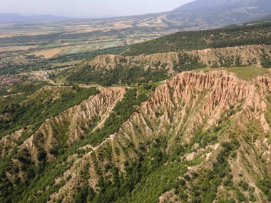Kaya oluşumunun şaşırtıcı hava manzarası Stob piramitleri, Rila Dağı, Kyustendil bölgesi, Bulgaristan
