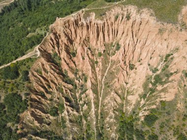 Kaya oluşumunun şaşırtıcı hava manzarası Stob piramitleri, Rila Dağı, Kyustendil bölgesi, Bulgaristan