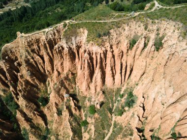 Kaya oluşumunun şaşırtıcı hava manzarası Stob piramitleri, Rila Dağı, Kyustendil bölgesi, Bulgaristan