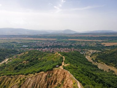 Kaya oluşumunun şaşırtıcı hava manzarası Stob piramitleri, Rila Dağı, Kyustendil bölgesi, Bulgaristan