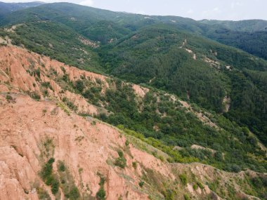 Kaya oluşumunun şaşırtıcı hava manzarası Stob piramitleri, Rila Dağı, Kyustendil bölgesi, Bulgaristan