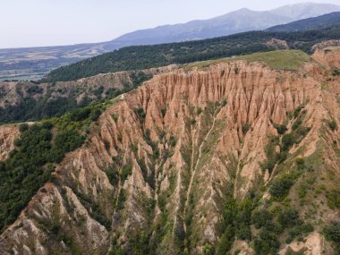 Kaya oluşumunun şaşırtıcı hava manzarası Stob piramitleri, Rila Dağı, Kyustendil bölgesi, Bulgaristan