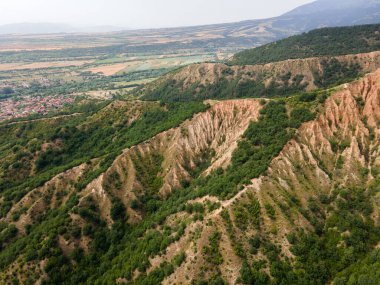 Kaya oluşumunun şaşırtıcı hava manzarası Stob piramitleri, Rila Dağı, Kyustendil bölgesi, Bulgaristan