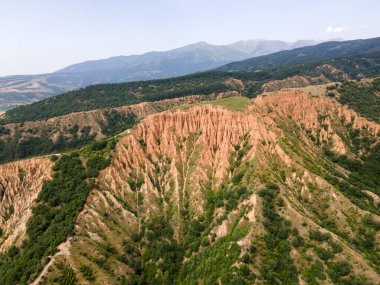 Kaya oluşumunun şaşırtıcı hava manzarası Stob piramitleri, Rila Dağı, Kyustendil bölgesi, Bulgaristan