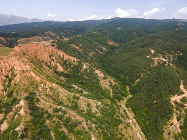 Kaya oluşumunun şaşırtıcı hava manzarası Stob piramitleri, Rila Dağı, Kyustendil bölgesi, Bulgaristan