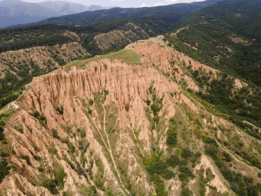 Kaya oluşumunun şaşırtıcı hava manzarası Stob piramitleri, Rila Dağı, Kyustendil bölgesi, Bulgaristan