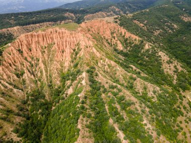 Kaya oluşumunun şaşırtıcı hava manzarası Stob piramitleri, Rila Dağı, Kyustendil bölgesi, Bulgaristan