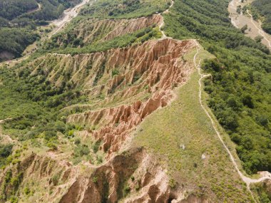 Kaya oluşumunun şaşırtıcı hava manzarası Stob piramitleri, Rila Dağı, Kyustendil bölgesi, Bulgaristan