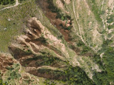 Kaya oluşumunun şaşırtıcı hava manzarası Stob piramitleri, Rila Dağı, Kyustendil bölgesi, Bulgaristan