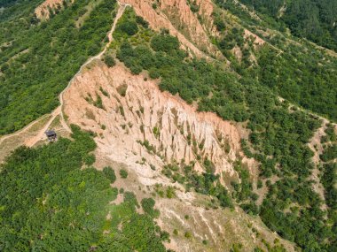 Kaya oluşumunun şaşırtıcı hava manzarası Stob piramitleri, Rila Dağı, Kyustendil bölgesi, Bulgaristan