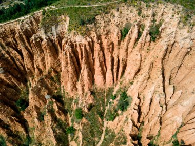 Kaya oluşumunun şaşırtıcı hava manzarası Stob piramitleri, Rila Dağı, Kyustendil bölgesi, Bulgaristan