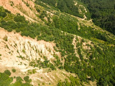 Kaya oluşumunun şaşırtıcı hava manzarası Stob piramitleri, Rila Dağı, Kyustendil bölgesi, Bulgaristan