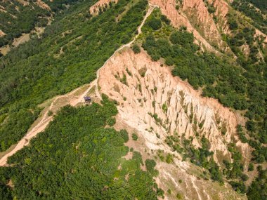 Kaya oluşumunun şaşırtıcı hava manzarası Stob piramitleri, Rila Dağı, Kyustendil bölgesi, Bulgaristan