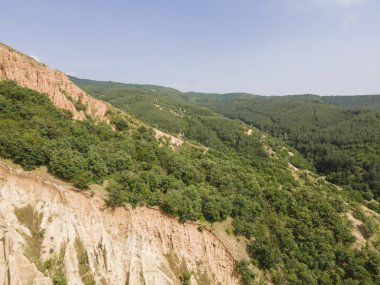 Kaya oluşumunun şaşırtıcı hava manzarası Stob piramitleri, Rila Dağı, Kyustendil bölgesi, Bulgaristan