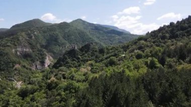 Bulgaristan 'ın Ortaçağ Asen Kalesi, Asenovgrad, Filibe Bölgesi' ndeki Kutsal Meryem Ana Kilisesi 'nin Havadan Bahar manzarası