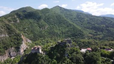 Bulgaristan 'ın Ortaçağ Asen Kalesi, Asenovgrad, Filibe Bölgesi' ndeki Kutsal Meryem Ana Kilisesi 'nin Havadan Bahar manzarası