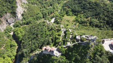 Bulgaristan 'ın Ortaçağ Asen Kalesi, Asenovgrad, Filibe Bölgesi' ndeki Kutsal Meryem Ana Kilisesi 'nin Havadan Bahar manzarası