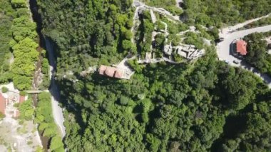 Bulgaristan 'ın Ortaçağ Asen Kalesi, Asenovgrad, Filibe Bölgesi' ndeki Kutsal Meryem Ana Kilisesi 'nin Havadan Bahar manzarası