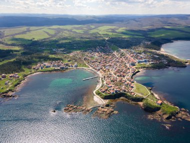 Bulgaristan 'ın Burgaz Bölgesi Ahtopol kentindeki şaşırtıcı hava manzarası kasabası