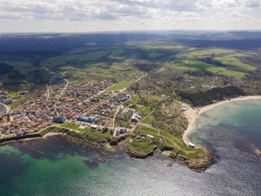 Bulgaristan 'ın Burgaz Bölgesi Ahtopol kentindeki şaşırtıcı hava manzarası kasabası